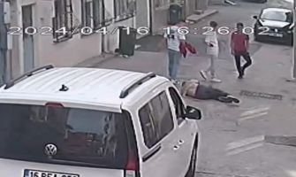 Bursa’da 3 genç tartıştıkları kişiyi öldüresiye dövdü
