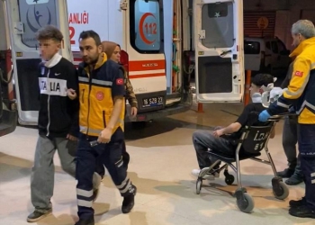 Yan bakma kavgasında 2 kişiyi silah kabzasıyla darp etti