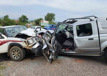 Otomobiller kafa kafaya çarpıştı: 1 ölü, 4 yaralı