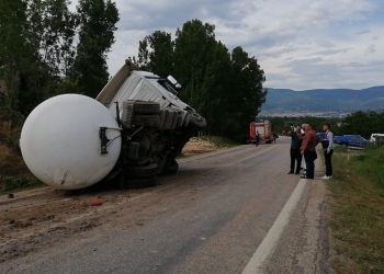 LPG yüklü tır ile minibüs çarpıştı: 6 yaralı