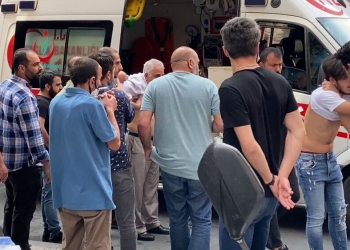 Şişli Feriköyde ara sokakta aşırı sürat yapan 2 motosikletli, kendilerine tepki gösteren mahalleliye ateş açtı. Pompalı tüfekle açılan ateşte ilk belirlemelere göre 3 kişi yaralandı. Olay yerine çok sayıda polis ve sağlık ekibi sevk edildi.