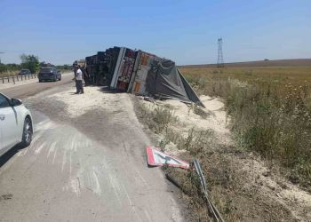 Çanakkale-Bursa karayolunda kamyona çarpan tır yan yattı: 1 yaralı