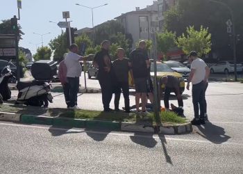 Ticari taksi motosiklete çarptı: 1 yaralı
