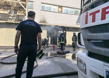Bursa’da mobilya fabrikası alev alev yandı