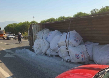 Plastik hammadde yüklü kamyon devrildi
