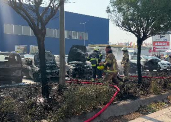 Otopark yangınında araçlar küle döndü! 