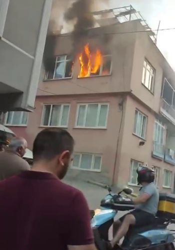 Bursa’da 3 katlı binanın en üst katı alev alev yandı