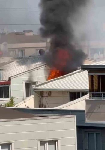 Bursa’da ev alev alev yandı, bina tahliye edildi