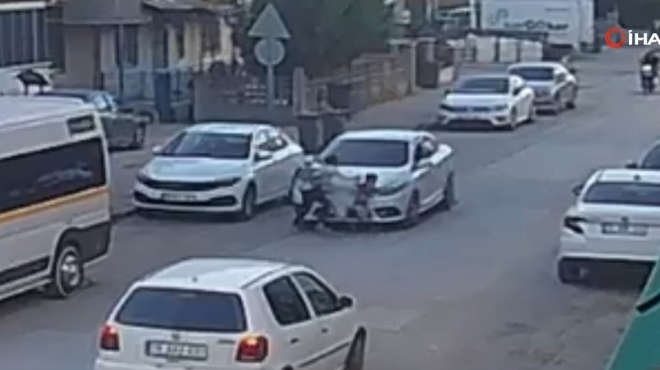 Oğlunu kurtarmaya çalışan anneye araba çarptı