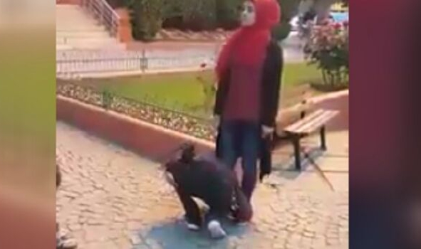 ceza olsun diye ayaklarini opturdu