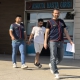 Jandarma aranan zanlıyı kız arkadaşıyla kafede çay içerken yakaladı