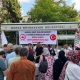 Şehitlerin hayrına aşure dağıttılar