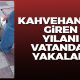 Kahvehaneye giren yılanı vatandaş yakaladı