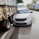 İnegöl’de yağışta kayan otomobil kamyona çarptı: 1 yaralı