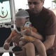 Kazada yaralandı,oyuncağını elinden hiç bırakmadı