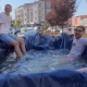 Traktörün römorkunu havuz yapıp şehir turu attılar